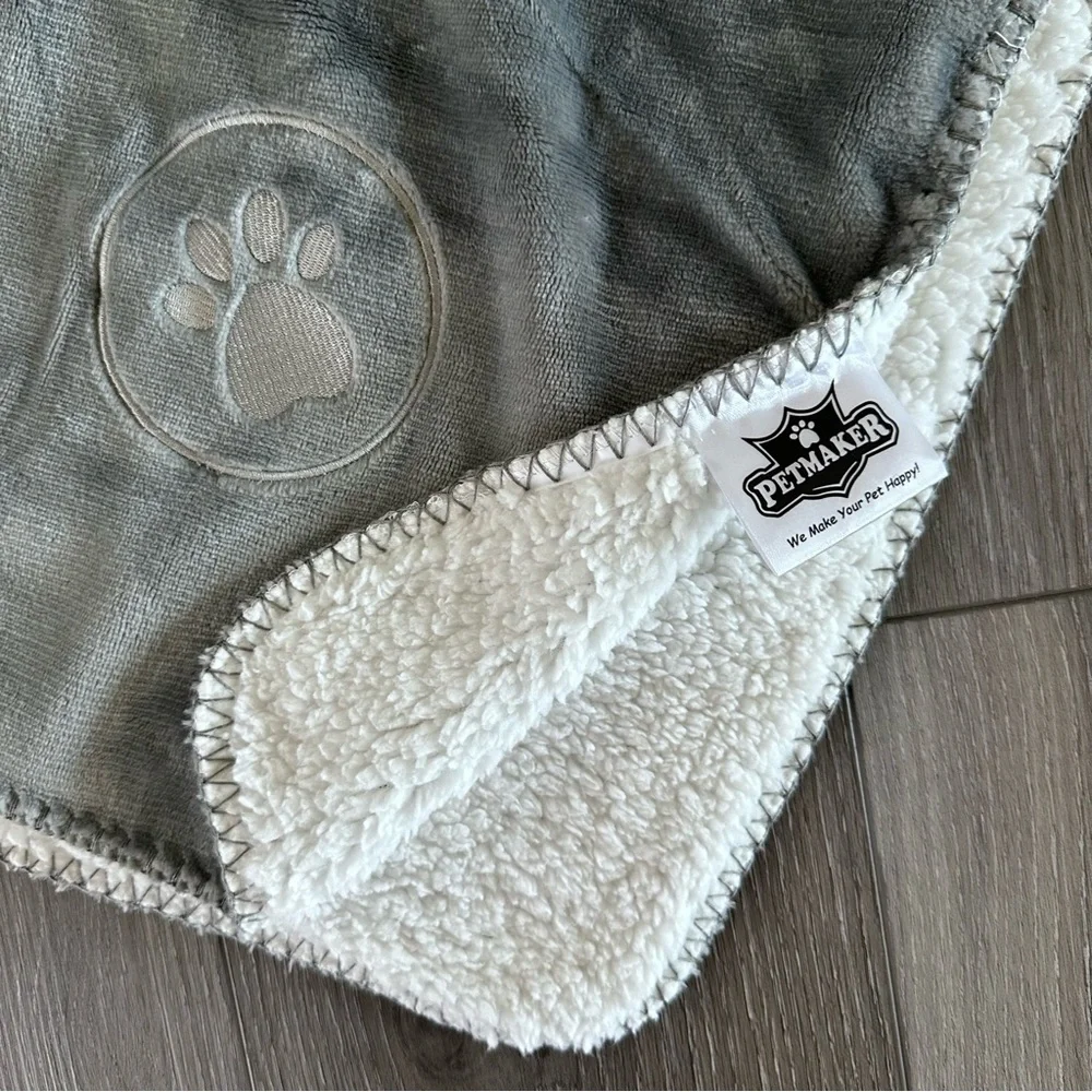 NWOT Petmaker Waterproof Reversible Sherpa Fleece Pet Blanket